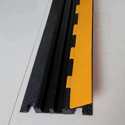 China China Wholesale Rubber Speed Bump Yellow Black Rubber Cable Speed Hump for sale