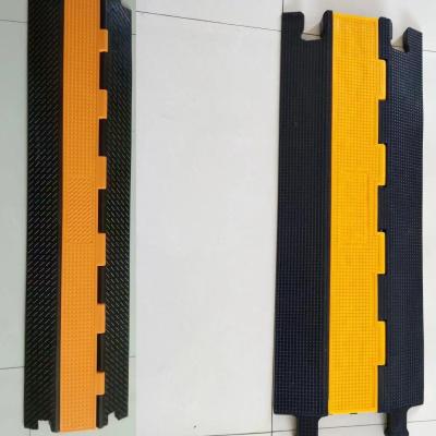 China 80000pieces/Year Ramp Cable Protector for Cords Heavy Duty Driveway Anti-Skid Rubber for sale