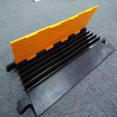 China High Quality Speed Hump Big Ramp Rubber Cable Protector for sale