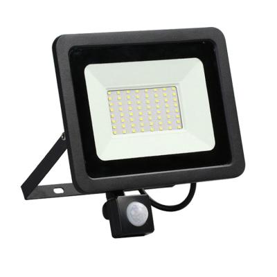 China Modern Good Quality Integrated Rechargeable Flood Light 30w Solar Flood Light Led Stadium Flood Light for sale