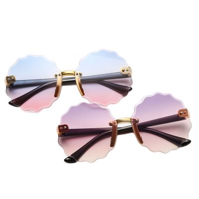 China Fashion sunglasses COMPLETE new hot sale fashion children's sunglasses ocean glass wave frameless snagging sun glasses for sale