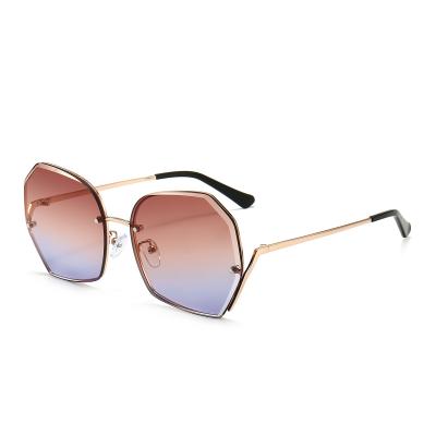 China Fashion sunglasses 2021 new metal European and American fashion men's main logo sunglasses frame ladies sunglasses large for sale