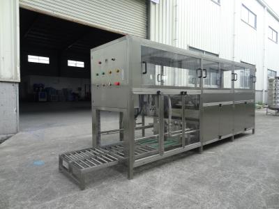 China Máquina de llenado de agua potable totalmente automática 2600kg-3000kg Volumen 350-2000ml en venta