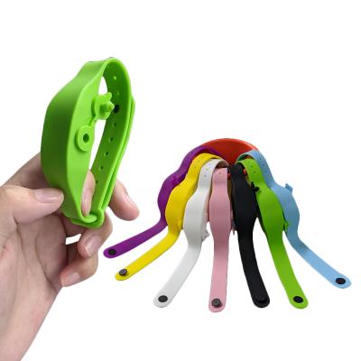 China 2021 Business Gift New Arrivals Silicone Holder Hand Wash Dispenser Wristband Hand Sanitizer Wristband Band for sale