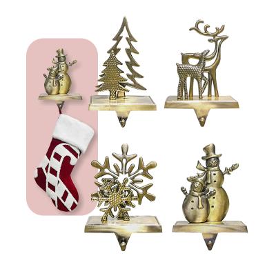 China Hot 2021 New Christmas Items Christmas Wreath Reindeer Stocking Hanger Metal Zinc Alloy Holder Stocking Racks for sale