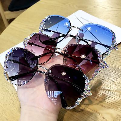 China Fashion Sunglasses 1924 Wholesale Big Ladies Diamond Bling Glitter Shades Sun Glass Rimless Sunglasses For Women for sale