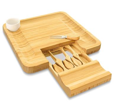 China 100% Home Sustainable Extra Large Size Organic Wooden Dish And Charcuterie Trays With 4 Pcs Cutting Knife Slicer for sale