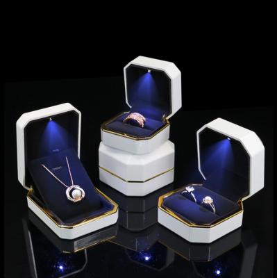 China FORTE Wholesale White Painting Jewelry Box LED Light Diamonds Necklace Box Eco-friendly With Logo for sale