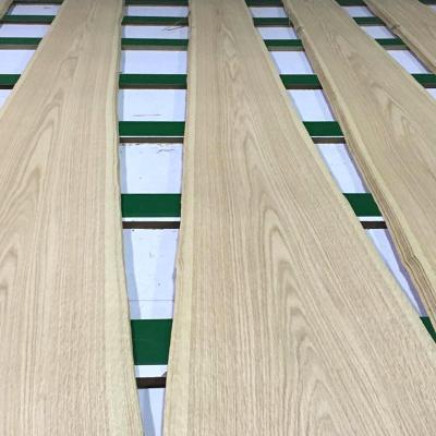 China Wallcovering Natural Wood Veneer Crown Cut White Oak Timber Veneer for sale