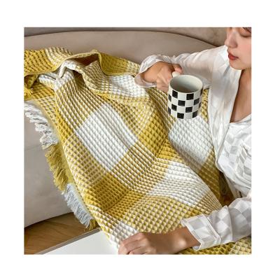 China Comfortable Waffle Texture Anti-Pull Yellow and White Blanket, No Shrinkage and No Static Fringe Long-staple 100% Cotton Waffle Blanket for sale