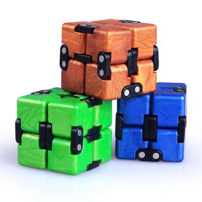 China OEM Toy Hot Wholesale QIyi Moving Person Infinity Plastic Magic Puzzle Cube UV Printing Toy Customized Educational ABS Toy for sale