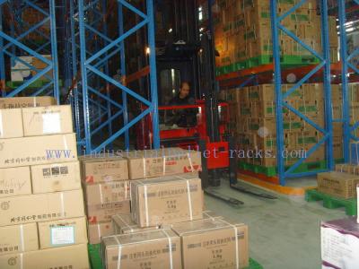 Cina Del pallet di stoccaggio racking della navata laterale dello stretto molto che immagazzina l'arancia del sistema di gestione in vendita