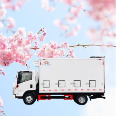 China Baby Chick Transport ISUZU 4x2 Cattle Transport Van Truck Day Old Chicken Small Size Truck Good Price for sale