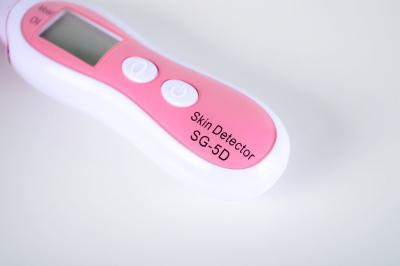 China Mini Portable ABS Digital Skin Moisture Analyzer B203 For Girls , anti-bacterial for sale