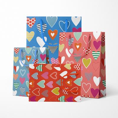 China 2021 New Design Cardboard Paper Bag Yiwu Manufacturer Colorful Gift Packaging Yiwu Manufacturer Handmade Luxury Cheap Love Heart Gift Paper Bags for sale