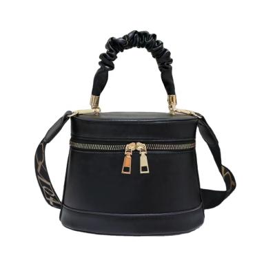 China Hot-selling Ins Texture Design Bucket Shape Portable Original Women Handbags Cross - Body Shoulder Wide Handbags for sale