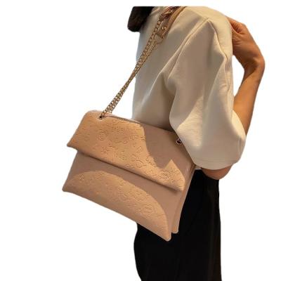 China Wholesale Fashion Chain Bag Women Embossing One-Shoulder Messenger Bags Ins Student Small Envelope Square Bag For Valentines Day Gift for sale