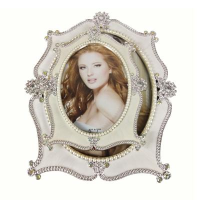 China Fashionable European Retro Photo Frame Family Decorations Shape Round Resin Photo Frame for sale