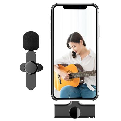 China Tiny and Portable Youtube Live Show Vlog Short Video Auto Synchronous Clip on Lapel Wireless Microphone for iPhone iPad Android for sale