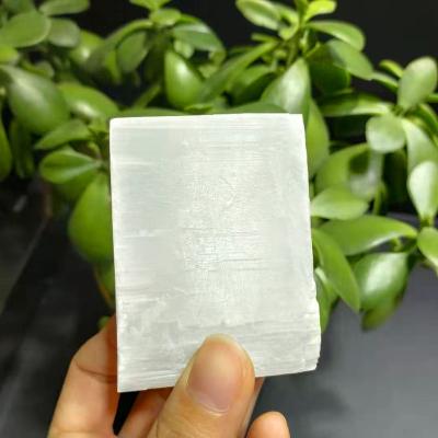 China China Wholesale Hot Selling White Natural Selenite Gypsum Stone Cut Cut Crystal For Jewelry Making for sale