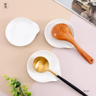 China Viable White Ceramic Spoon Single Holder Kitchen Staple Custom Pot Porcelain Spoon Rest For Kitchen for sale