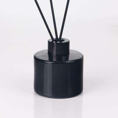 China Empty Reed Aroma Diffuser Glass Bottle Refillable Refillable Home Fragrance Diffuser Round Perfume Bottle for sale