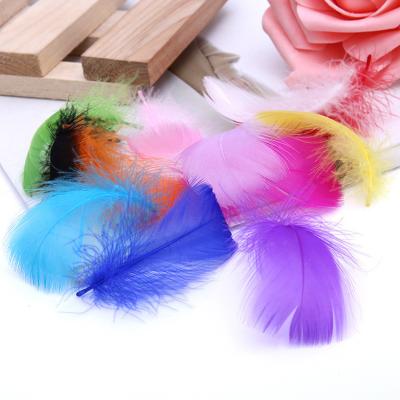 China Decoration Feather Material Fluffy Natural Decor Feathers DIY Assorted Colors Goose Feathers For Wedding Party Home Decoration For Craft for sale