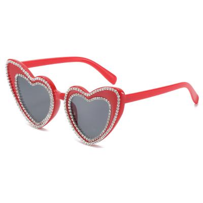 China Fashion sunglasses wholesale 2021 fashion peach heart Diamond Sunglasses fashion rhinestone heart shaped sun glasses for sale