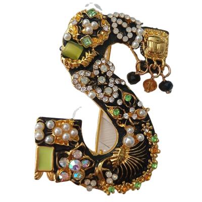 China Girl's Brooch Liberty Gifts Brooch Pins for Women Rhinestone Pearl Letter UN D G S M Brooch Pin Cardigan Jewelry Gift for sale