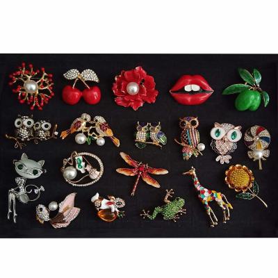 China Crystal Korea assorted jewely wholesale fashion crystal antique red lips 100 designer brooches and pins for women for sale