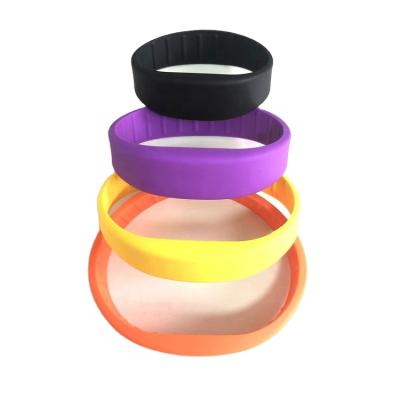 China Waterproof / Weatherproof 2021 New Fast Delivery Silicone RFID NFC Wristbands For Fitness Center VIP Access Control for sale