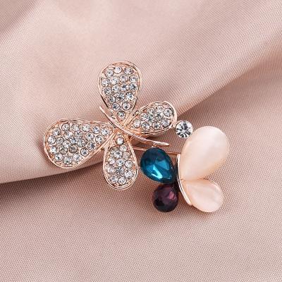 China 2022 ALLOY Fashion Rhinestone Brooch Wedding Garment Crystal Brooch Pin Women Accessories Brooches For Party Gift for sale