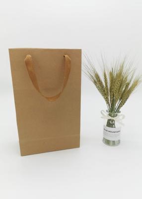 China Los bolsos de compras verticales inferiores hechos a máquina del papel de Kraft de la versión con el hilo ancho Rope en tamaño modificado para requisitos particulares en venta