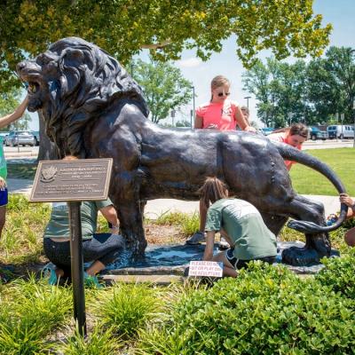 China Stage Bronze Casting China Art Sculpture Metal Animal Lion Statue for sale