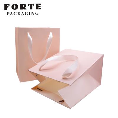 China FORTE Recyclable Handle Bag Paper Jewelry Packaging Bag Eco - Friendly With Pink Silk Ribbon for sale