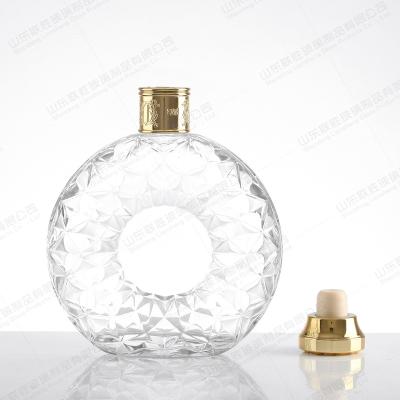 China Beverage Styles Exquisite Empty Clear Glass Bottle 750ml XO Clear Glass Whiskey Glass Wine Liquor Bottle With Metal Cap for sale