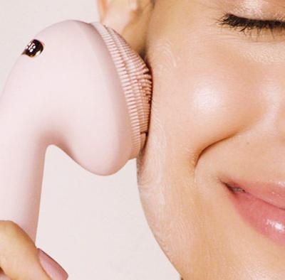 China Uso en el hogar facial eléctrico de Sonic Face Cleansing Brush For del dispositivo de la escobilla en venta