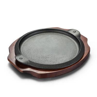 China Hot Selling Cast Iron Saucepan Pre-Seasoned Hot Steak Dish Non-Stick Non-Stick Casserole With Wooden Base for sale