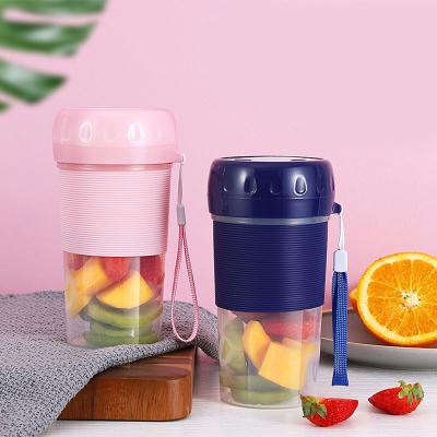 China Car Portable USB Personal Blender Juicer Cup for Smoothies Shakes plastic Mini Travel Water bottles Blender Juicer for sale