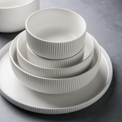 China Viable Nordic Style Ceramic Dinnerware Set Rolls and Plates Western Style White Dinnerware Porcelain Luxury Dinner Set for sale