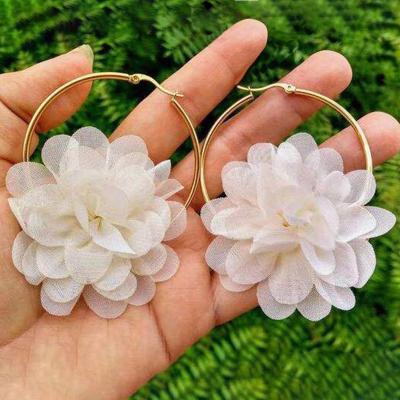 China FASHIONABLE 5cm Gold Hoop Earrings Women White Flower Hoop Earrings Jewelry for sale