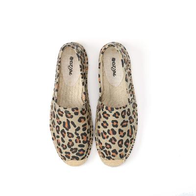 China Cheap Price Anti-Smell Leopard Print Pattern Wearing Comfortable Casual Sneakers Women for sale