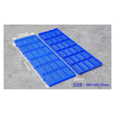 China Plastic single sided splicing moisture proof board tray900*300 mat warehouse board breeding plastic mat board for sale