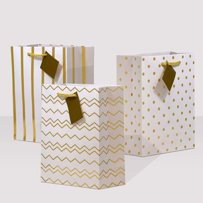 China Biodegradable Kraft Paper Gift Bags Snowflakes Merry Christmas Candy Cookie Packaging Bag Boxes for sale