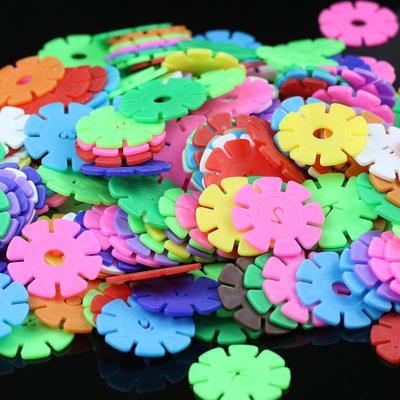 China Creative Diy Craft Kits Snowflakes 600 Pieces Interlocking Plastic Disc Set For Creative Fun Educational STEM Building Construction Toy For Kids for sale