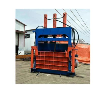 China 2022 Popular Food Sawdust Baler With Bag Packing Vertical Hydraulic Baler For Waste Plastic Recycling for sale