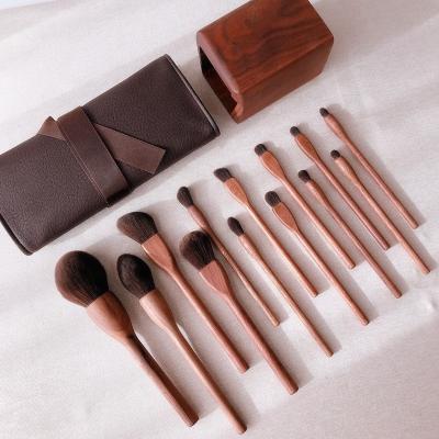 China Skin-Friendly Cover Brush Set Makeup Brushes Black Walnut Powder Brush Loose Powder for sale