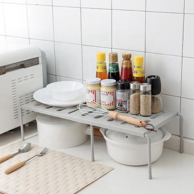 中国 2 Tier Expandable Viable Under Sink Shelf Organizer Under The Sink Plastic Cookware Pan Organizer Rack Buffet Storage Rack 販売のため