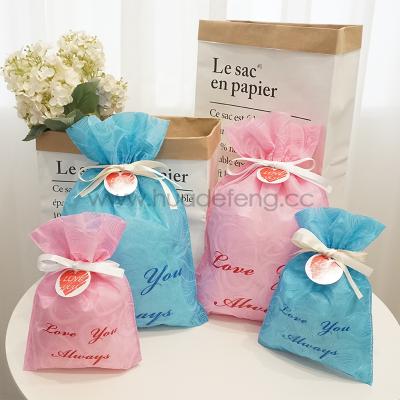 China Disposable Valentine's Day Chocolate Gift Packaging Bag Embossing Non Woven Material for sale