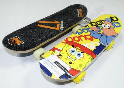 Κίνα Ξύλινα Skateboards σφενδάμνου μωρών σφουγγαριών με το μαύρο πλαστικό φορτηγό και βασίζουν 17» Χ 5» προς πώληση